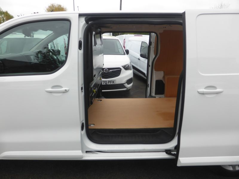 VAUXHALL VIVARO 2700 SPORTIVE L1 SWB WITH SAT NAV,AIR CONDITIONING,PARKING SENSORS AND MORE - 2748 - 20