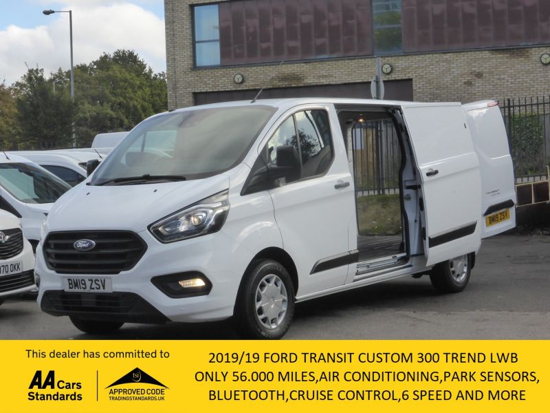 FORD TRANSIT CUSTOM 300 TREND L2 H1 LWB WITH ONLY 56.000 MILES,AIR CONDITIONING,PARKING SENSORS,CRUISE CONTROL,BLUETOOTH AND MORE - 2744 - 1