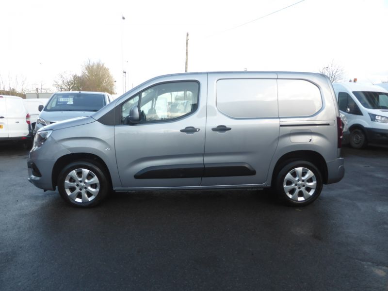 VAUXHALL COMBO 2000 GRIFFIN EDITION L1 SWB IN SILVER,ALLOY WHEELS,AIR CONDITIONING,PARKING SENSORS AND MORE - 2802 - 9