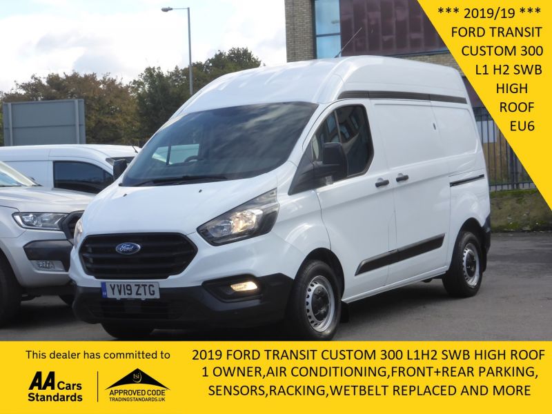 FORD TRANSIT CUSTOM 300 L1 H2 SWB HIGH ROOF WITH AIR CONDITIONING,FRONT+REAR PARKING SENSORS,RACKING SYSTEM AND MORE - 2747 - 1