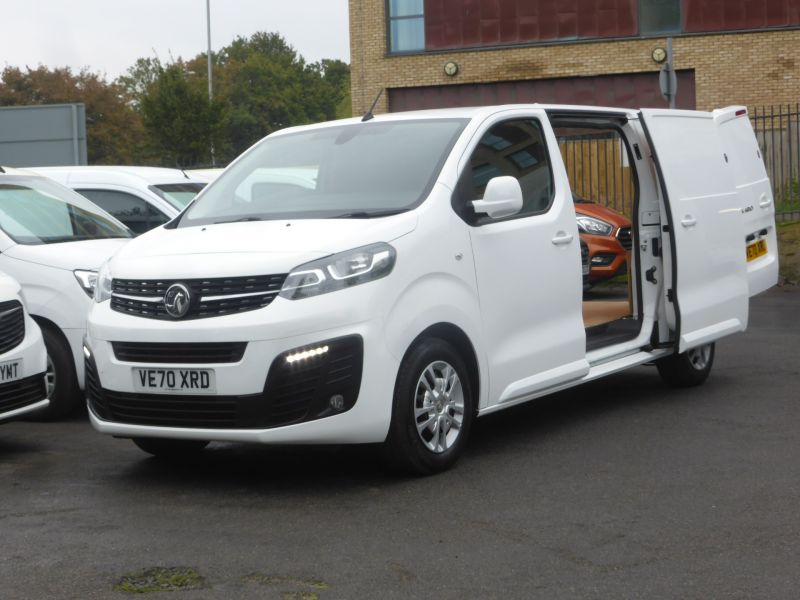 VAUXHALL VIVARO 2700 SPORTIVE L1 SWB WITH SAT NAV,AIR CONDITIONING,PARKING SENSORS AND MORE - 2748 - 2