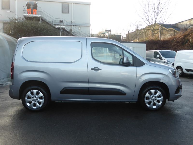 VAUXHALL COMBO 2000 GRIFFIN EDITION L1 SWB IN SILVER,ALLOY WHEELS,AIR CONDITIONING,PARKING SENSORS AND MORE - 2802 - 8