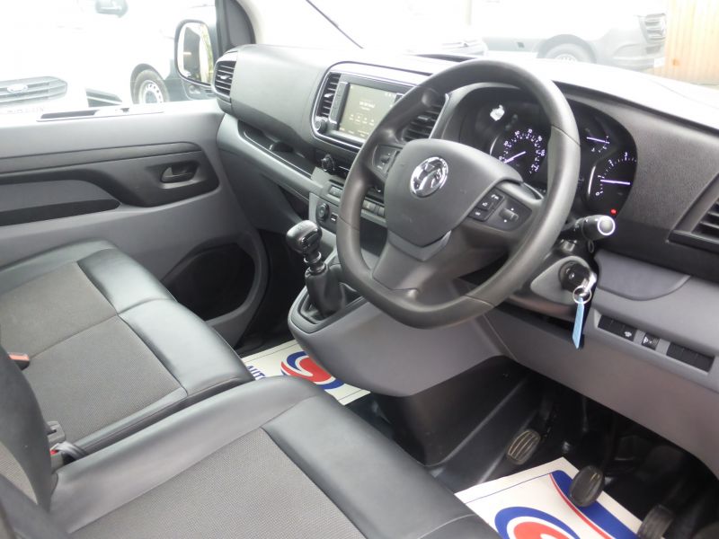 VAUXHALL VIVARO 2700 SPORTIVE L1 SWB WITH SAT NAV,AIR CONDITIONING,PARKING SENSORS AND MORE - 2748 - 11