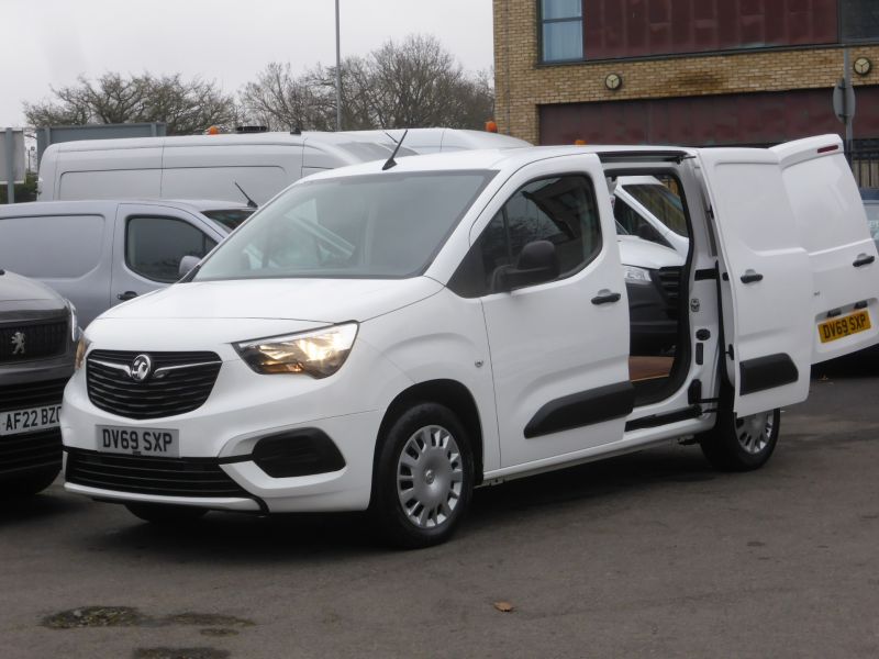 VAUXHALL COMBO 2300 SPORTIVE L1 SWB WITH ONLY 66.000 MILES,AIR CONDITIONING,PARKING SENSORS,BLUETOOTH AND MORE - 2794 - 3