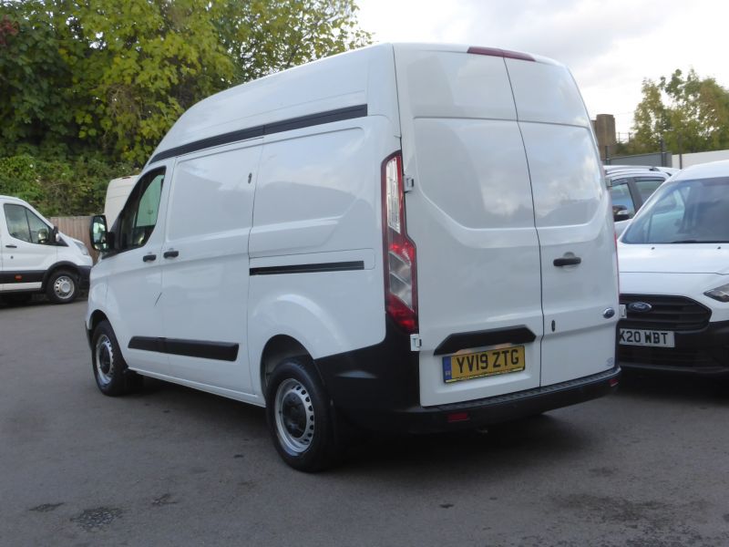 FORD TRANSIT CUSTOM 300 L1 H2 SWB HIGH ROOF WITH AIR CONDITIONING,FRONT+REAR PARKING SENSORS,RACKING SYSTEM AND MORE - 2747 - 4